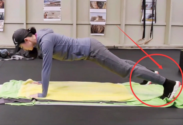 刘亦菲更新健身房日常照,脚上"鞋子"却成焦点:是对教练最大的尊重