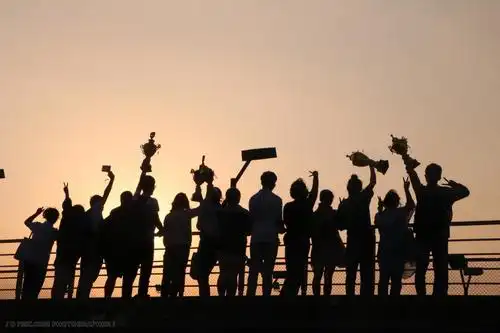 一起捧奖杯的我们 纪实 背影 大学生 合照 一群人 傍晚黄昏 领奖 意气