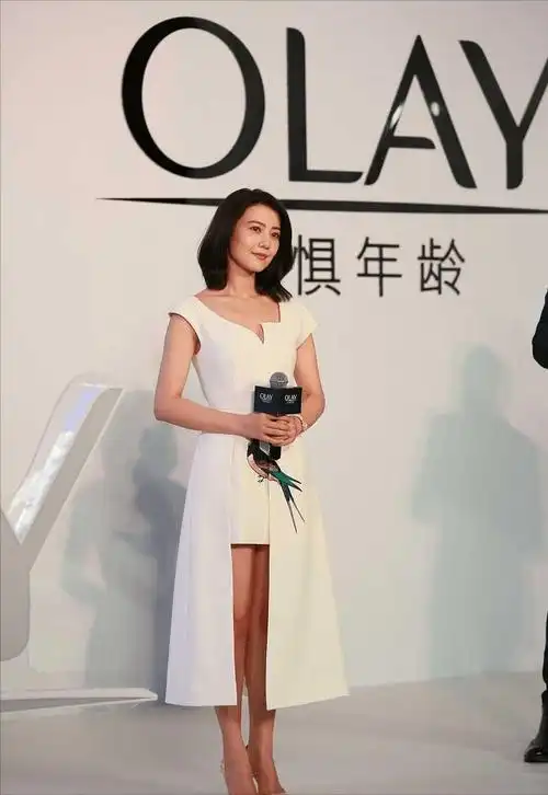 高圆圆虽然不是骨感身材,但穿镂空裙挺美的,看着身形挺匀称_裙子_气质