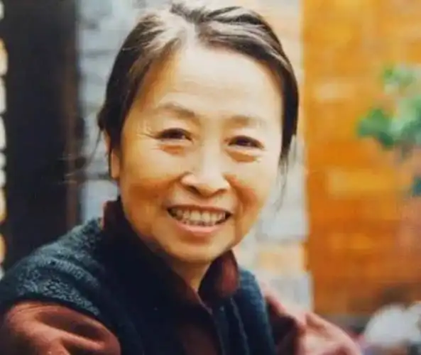 丑娘张少华年轻时是"校花"?看到她当年的照片,被惊艳到了!