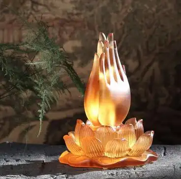 在印度传统社会中,双手合十用来祈祷,祝福,或者表示感谢.