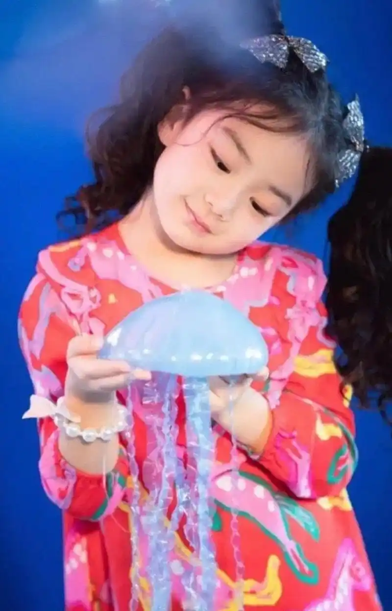 戚薇早期跟lucky很像戚薇早期妆容甜美又性感,跟她女儿真的很像呀