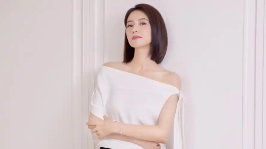 41岁高圆圆新造型曝光,皮肤白皙没有一丝皱纹,身段完美锁骨突出