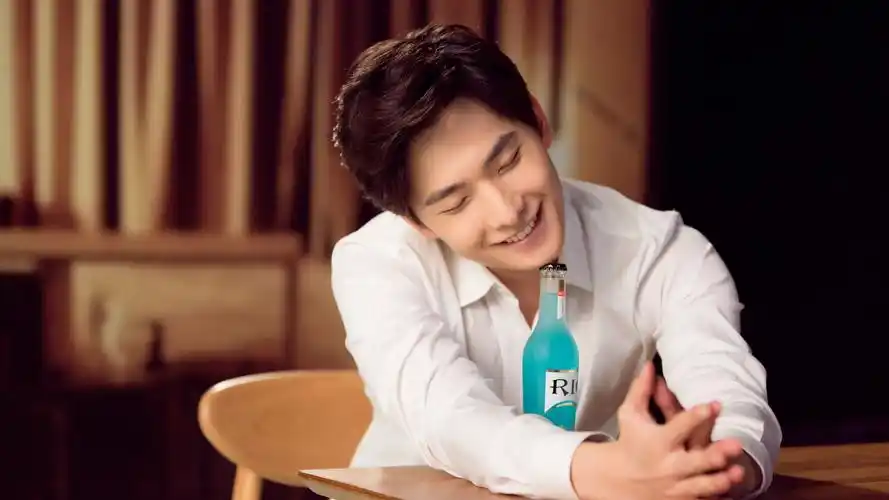 杨洋帅气饮品广告图片桌面壁纸