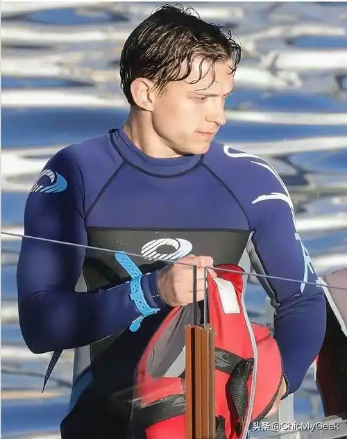 "荷兰弟"汤姆·赫兰德海边戏水秀童颜巨肌_身材_电影_潜水衣