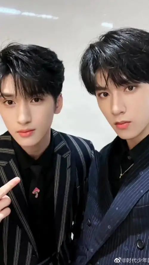 两个一搭一唱的小朋友严浩翔 刘耀文 @dou 上热门