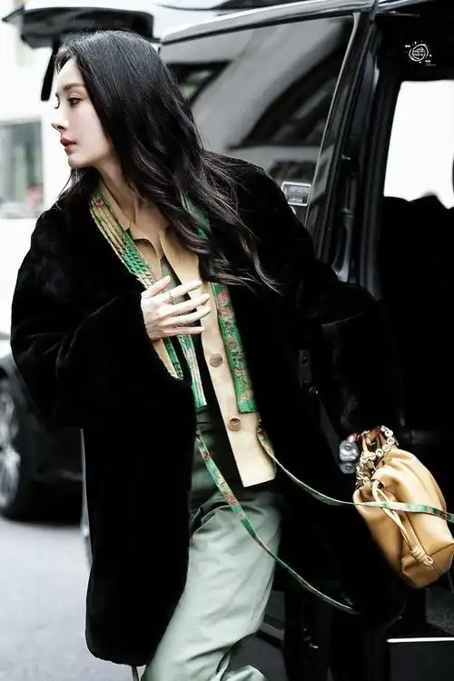 杨幂巴黎时装周饭拍图,幂姐一出场就知有没有,太绝了__财经头条