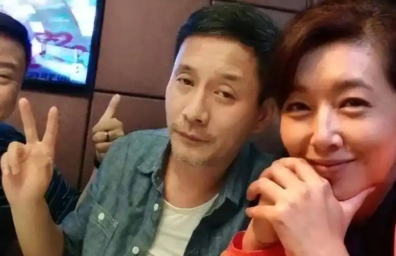 53岁田小洁露面!头发花白,老了好多,陪妻子江珊的女儿逛街!