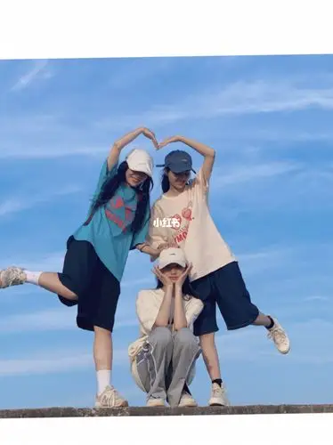 三个人拍照姿势分享95_拍照姿势_短袖_拍照姿势不重样_摄影_摄影