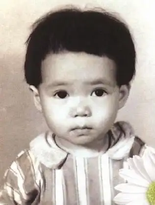 梅艳芳珍贵童年照曝光从小卖唱反串男角组图