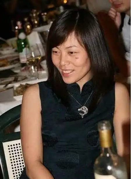 黄渤老婆近照曝光,22年恩爱如初,网友:确定这不是兄妹?