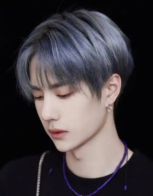 蓝发酷盖来袭王一博携新发型惊艳亮相优雅迷人惹人爱