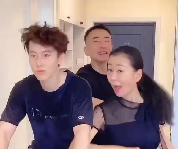 演员张雅萌老公近况曝光,独自喝茅台酒惹争议,网友称其已婚变