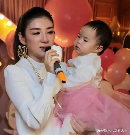 这期间黄奕的大前夫姜凯还出来补了她一刀,说她是"爱偷腥的yin 猫".