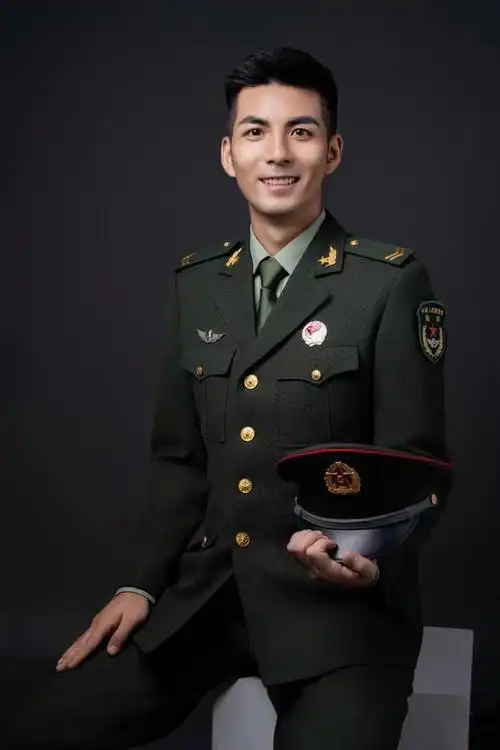 不藏了这就是陆军退役的某位帅战友便装时尚军装板正