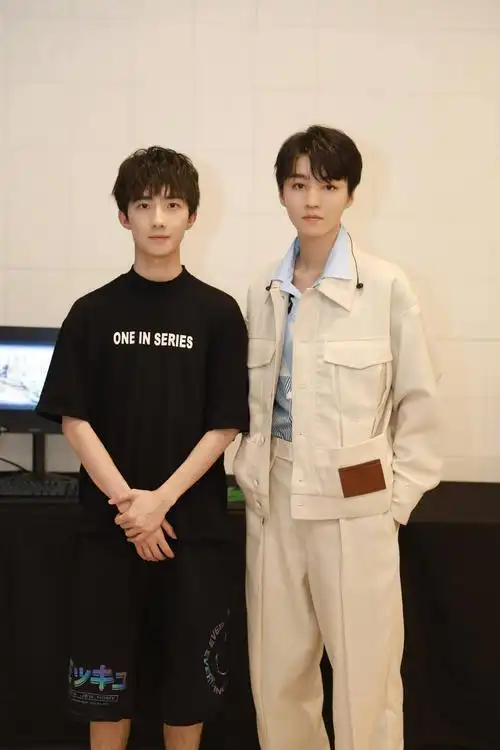 电竞选手晒与王俊凯合照,插兜的大帅哥_高清图集_新浪网