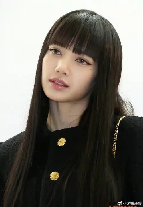 黑头发好有气质啊,果然lisa还是最适合这样的发型