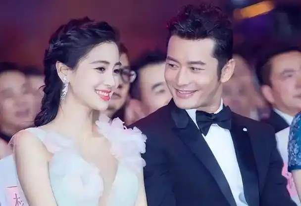 和黄晓明分手后,李菲儿果断地选择了离开,最终和杨颖走到了一起.