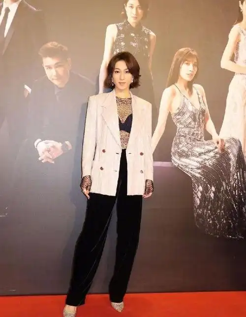 钟嘉欣穿衣这么高调长西装里面配透视内搭丝绒裤显得成熟稳重