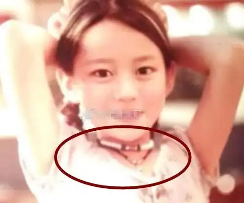 吉娜晒6岁童年照,全网盯着她的首饰,懂了郎朗为啥对她一见钟情