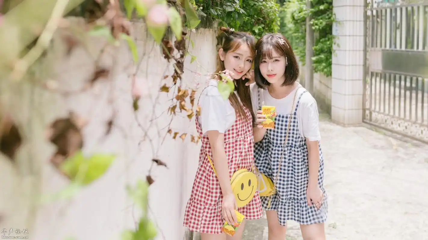 闺蜜小清新美女写真桌面壁纸1