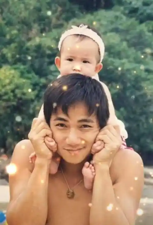 原创56岁骆达华称女儿为女朋友一家人出镜温馨女儿美貌瞩目