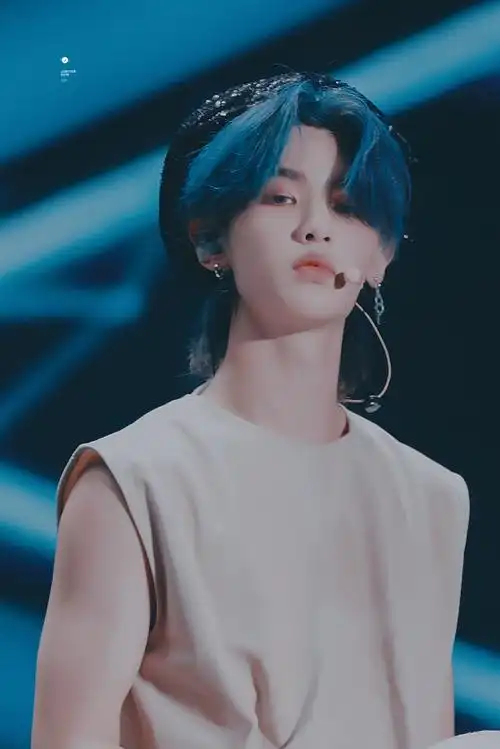 黄明昊justin蓝发