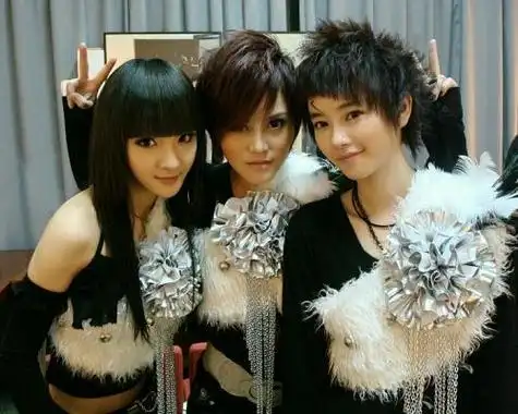 还有,她是在参加什么比赛吗?