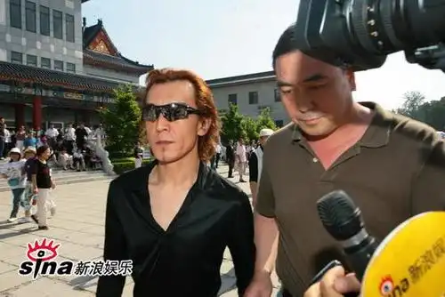 图文罗京追悼会央视主持李咏到场