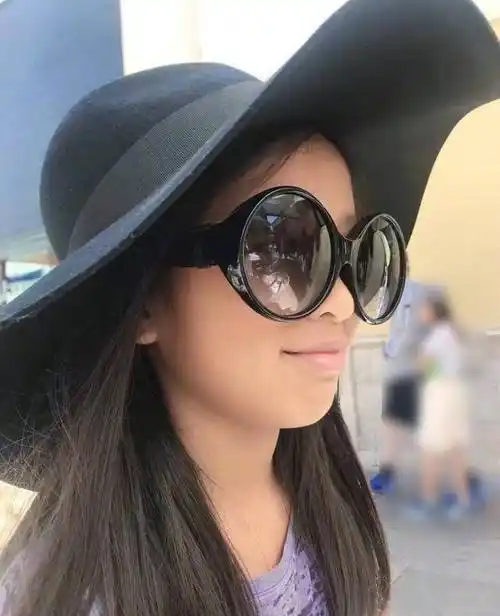 酒窝美女张庭女儿正面照,秀发披肩亭亭玉立,丑小鸭化身白天鹅!