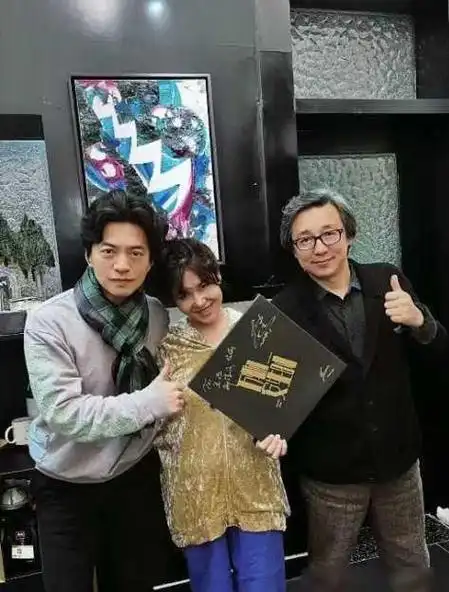 49岁李健高调秀恩爱,与妻子孟小蓓首次高清正脸曝光,笑容灿烂|甜蜜