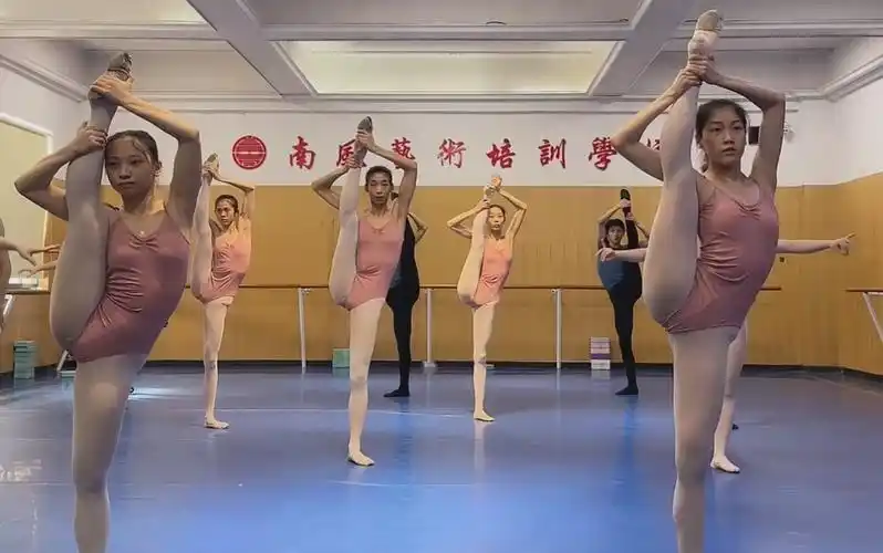 直播非常专业的舞蹈课 视角跟随移动 一个班只有四个男生 23.11.18