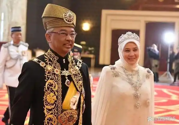 齐人之福?马来西亚华裔男子同时娶两名老婆,三人行婚宴照曝光