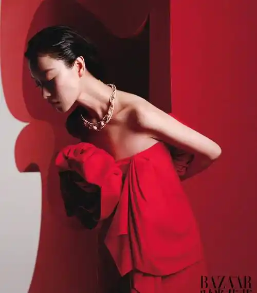 倪妮时尚芭莎一月刊封面,穿黑丝性感迷人,吊带露脐裙热辣妩媚_红色