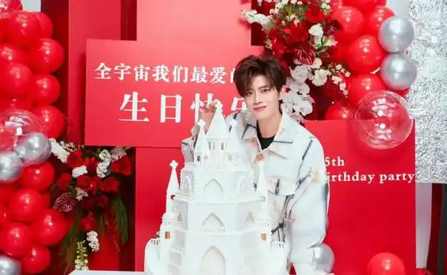 古偶男神任嘉伦庆生现场热闹非凡资源降级的他是时候转型了