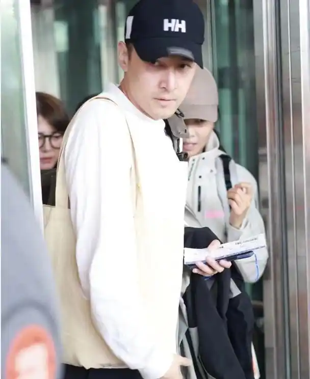 41岁胡歌机场照太沧桑,携刘涛录新综艺,琅琊榜小情侣重聚