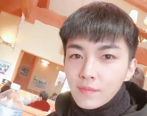 鹅蛋脸瓜子脸男生最火眉上刘海短发上线 - 瓜子脸发型 - 发型社