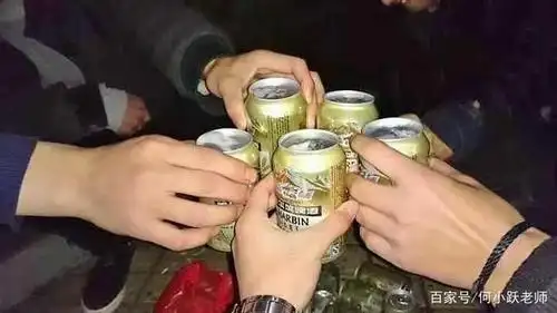 毕业前夕,半夜和大学哥们在广场边喝酒