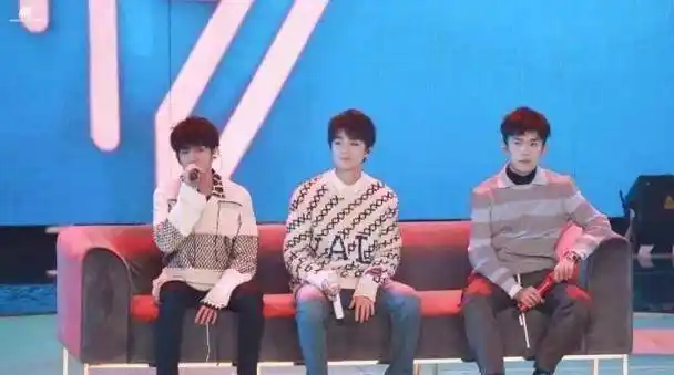 有没有勾起大家的回忆,在前不久也有记者这样问过王俊凯和易烊千玺