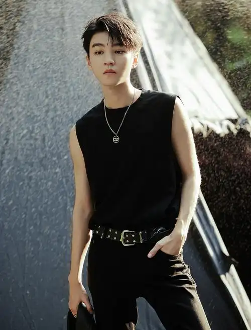 组图:王俊凯22岁生日拍大片 穿黑皮衣野外露营尽显不羁