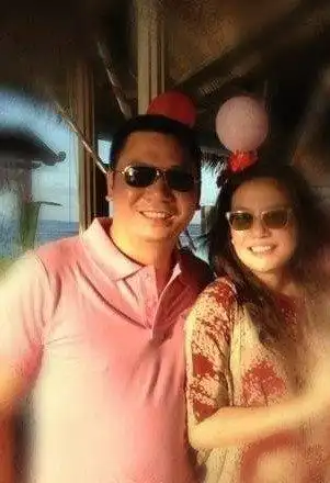 赵薇与老公游玩照曝光 圆脸似发福夫妻相足(图)