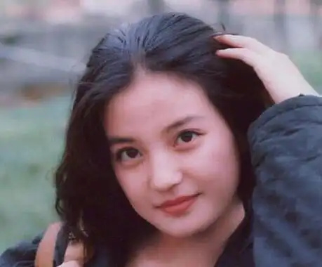 赵薇年轻时的旧照曝光 对着镜头浅笑清纯又甜美