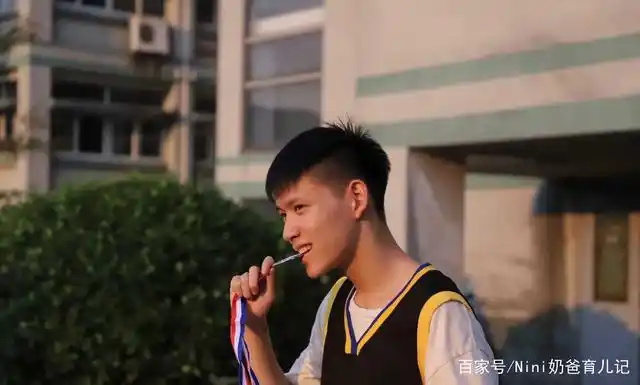 初中男生自以为"超酷"的举动,却被女生狠狠鄙视,要认清现实