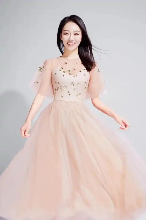 桂雨濛,1988年出生于辽宁抚顺,中国女歌手.