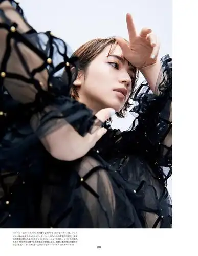 组图:小松菜奈拍摄品牌服装大片 完美驾驭飘逸黑白两色