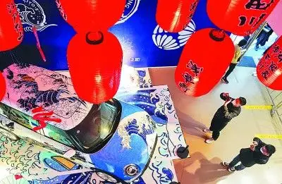 展出作品中最有名的是《神奈川冲浪里》,这是日本江户时代画家葛饰