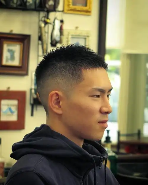 可以换成顶部碎碎的毛寸头发型 ,清爽自然好打理