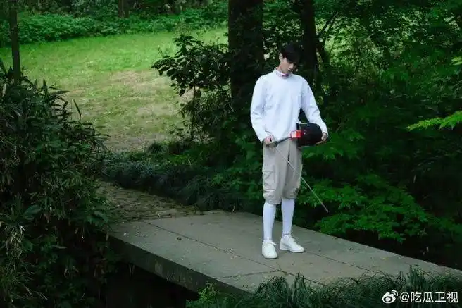 胡一天这个击剑照也太有氛围感了吧,这个身高真的太优越了吧!