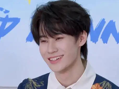 奔跑吧#在藻泥加工厂问答游戏环节中,@时代少年团-张真源直接cue出了