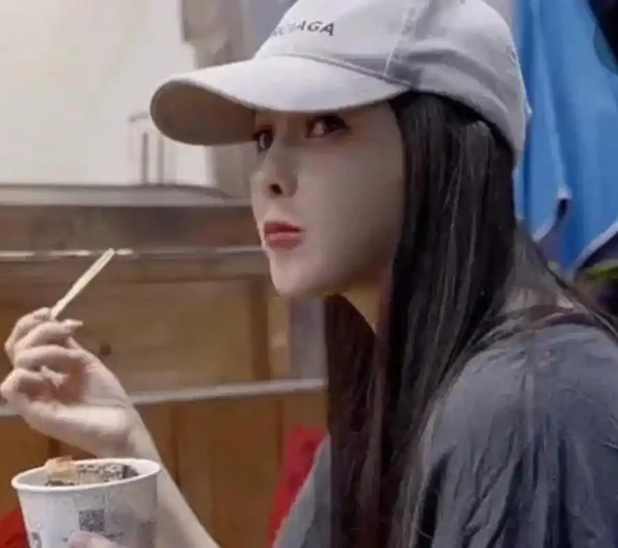 伊能静对镜卸妆像变脸,美颜滤镜全开也是满脸的塑胶感  今日伊能静